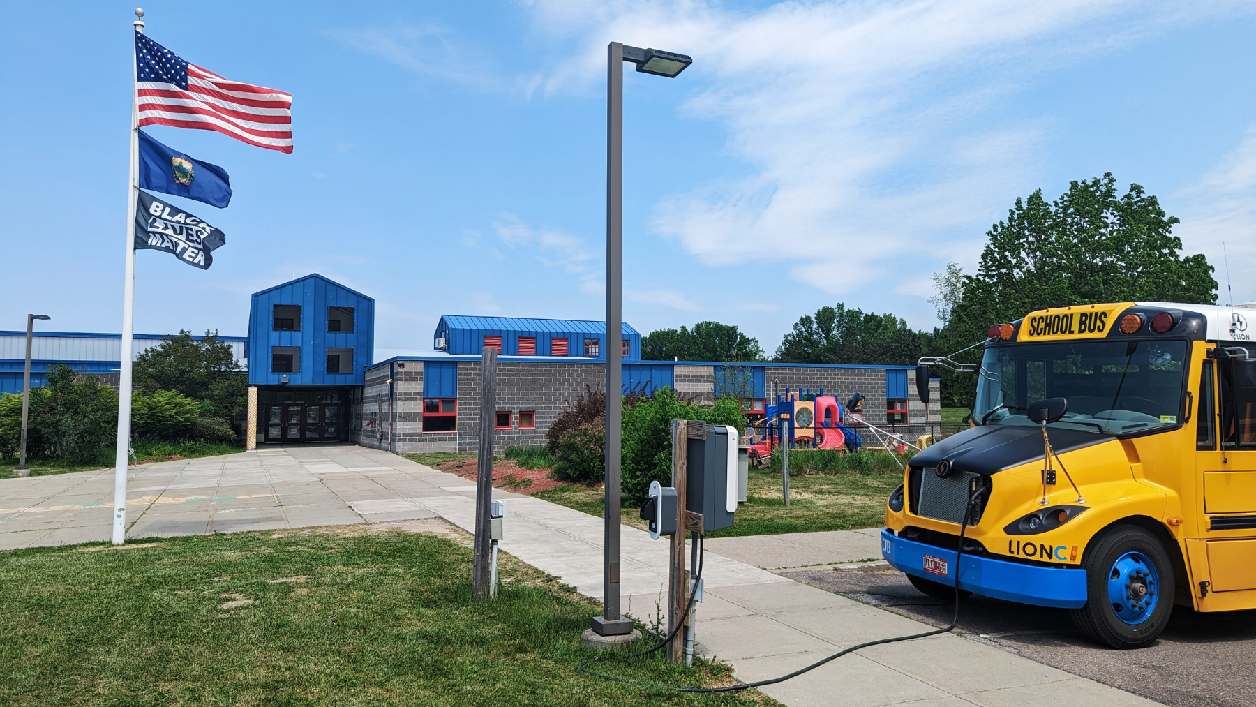a photo from What does it take to bring electric buses to school districts and transit agencies in cold climates? 